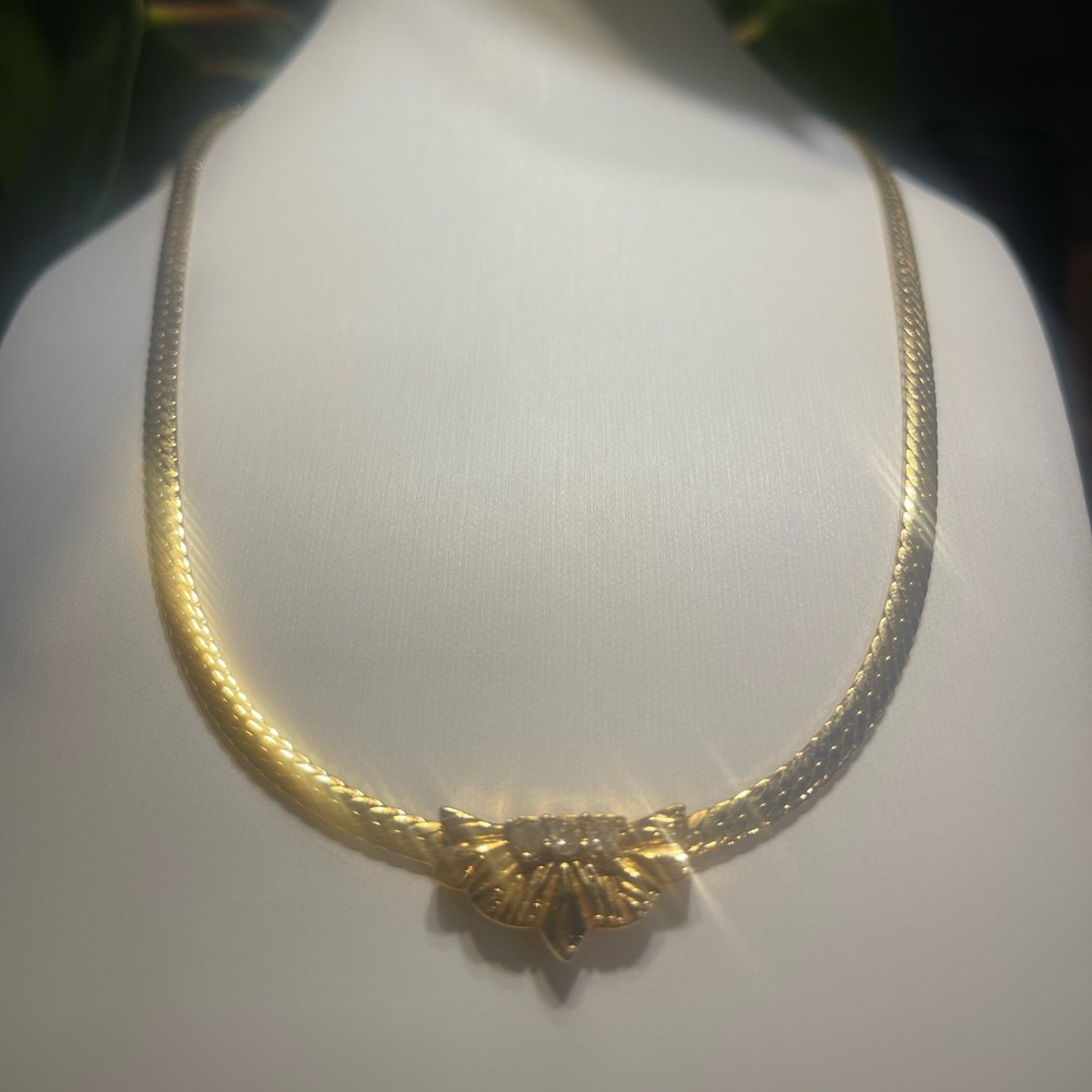 🌹 Nina Ricci Gold Necklace with Leaf Motif 🌹